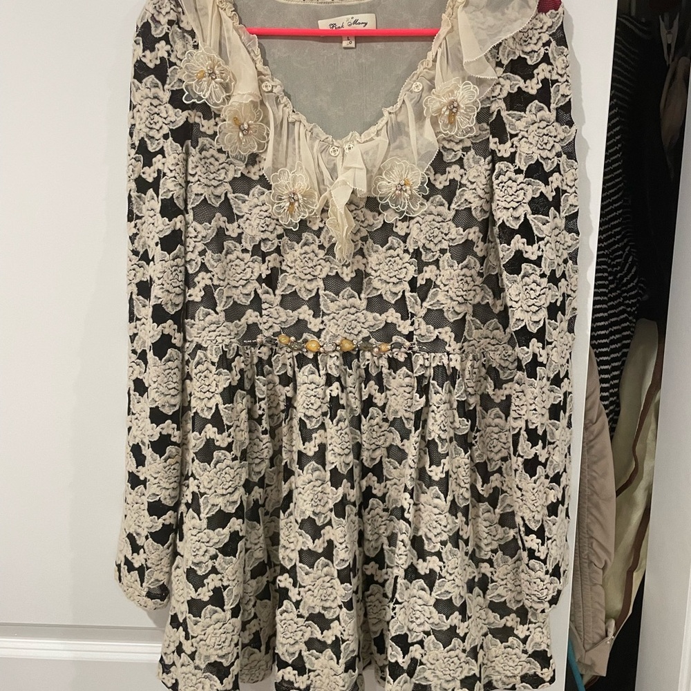 Floral Lace Overlay Tunic Top in Cream and Black
